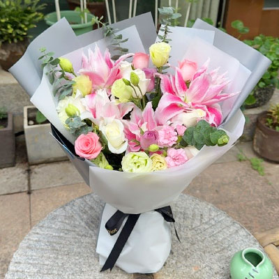 邵阳9朵玫瑰混搭百合，爱恋纯真无邪
